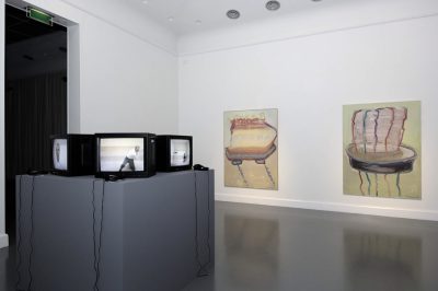 Installationsansicht mit Werken von Absalon & Maria Lassnig